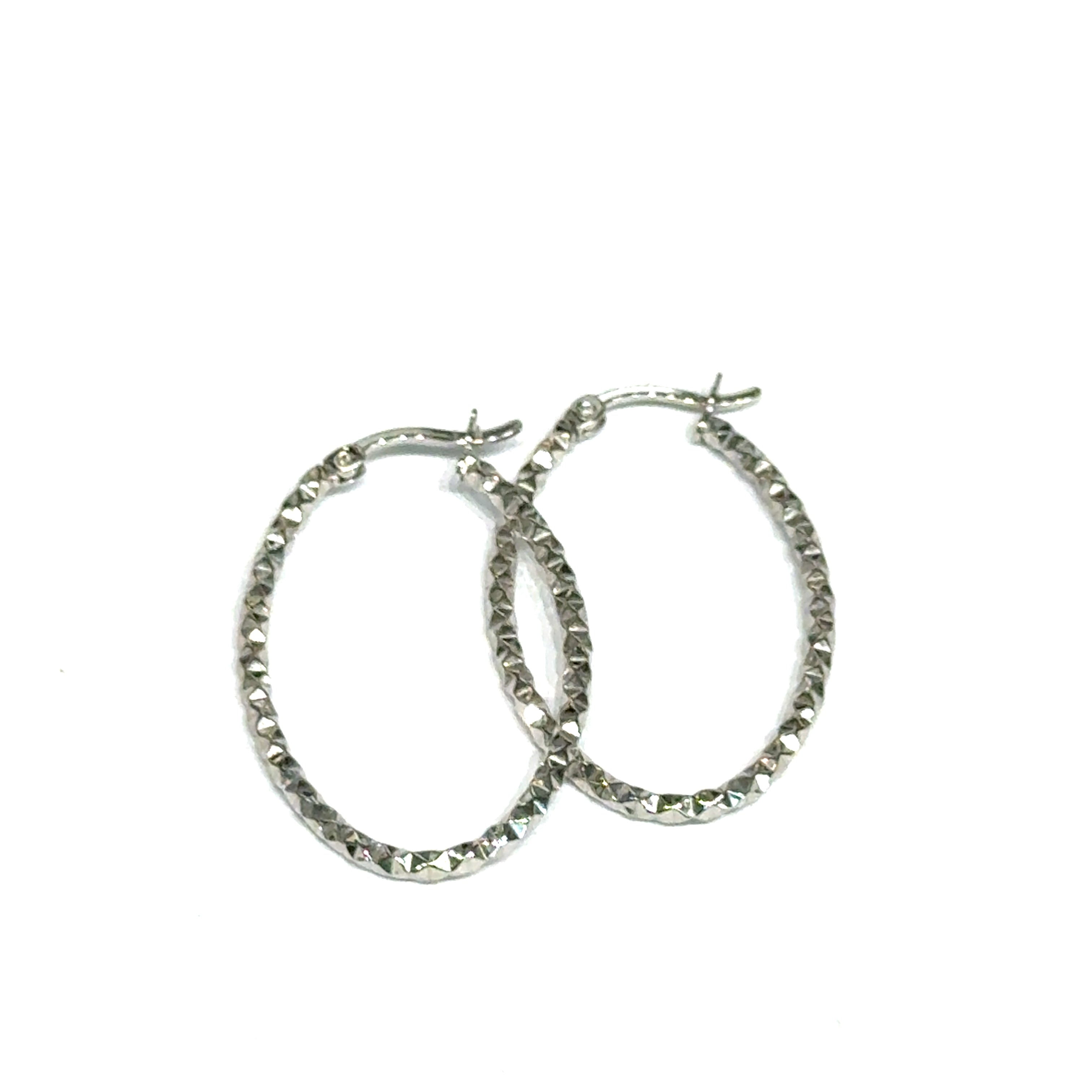 A Diamond-Cut Oval Hoop (Snapback) Size: 34mm height x 22mm width, 2.6g on a white background, front overview.