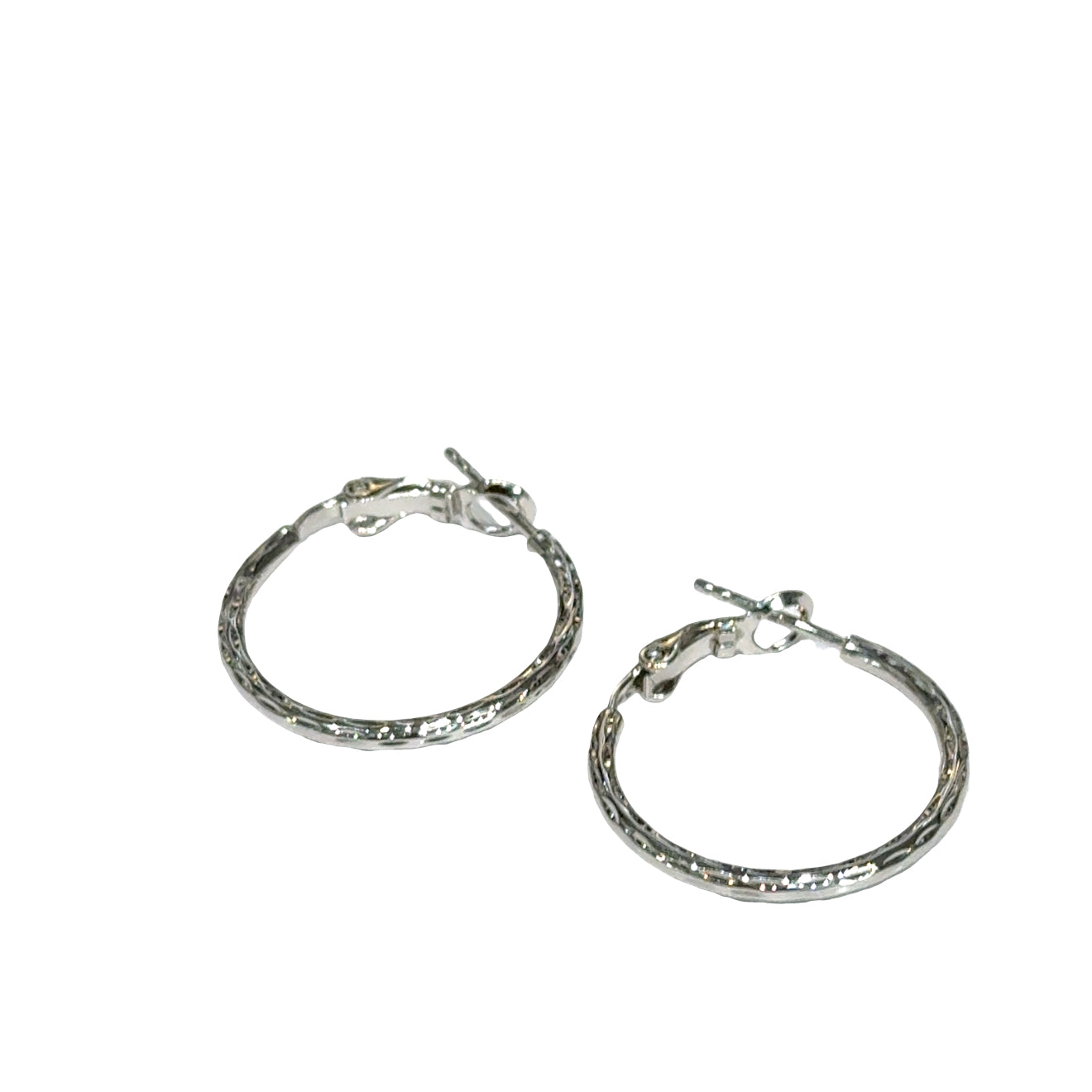 A Diamond-Cut Round Hoop (Snapback) Size: 23mm diameter, 2.6gon a white background, front overview.