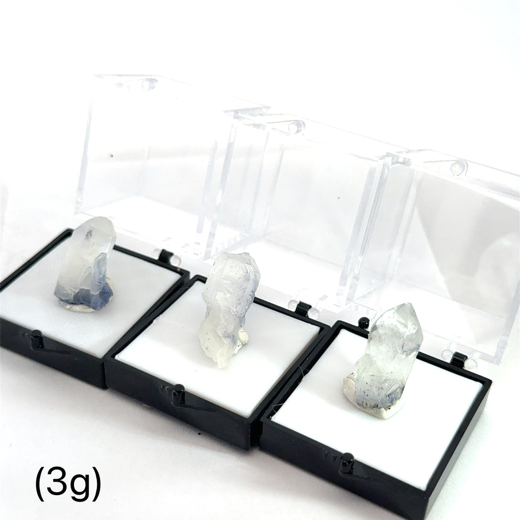 Dumortierite in Quartz 3g on white in perky box front view 