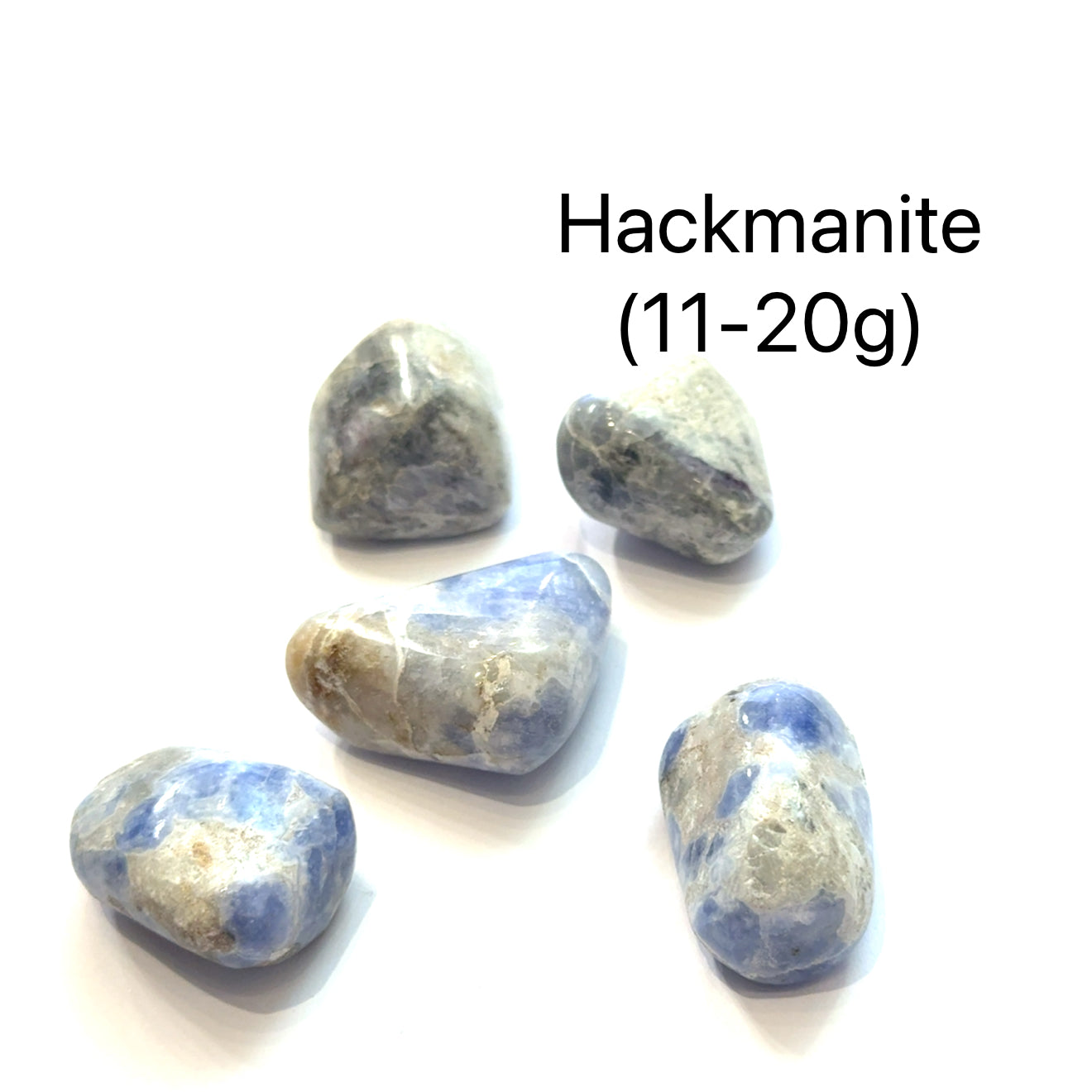 Three hackmanite stones on a white background with text indicating the weight range of (11-20g), overview.