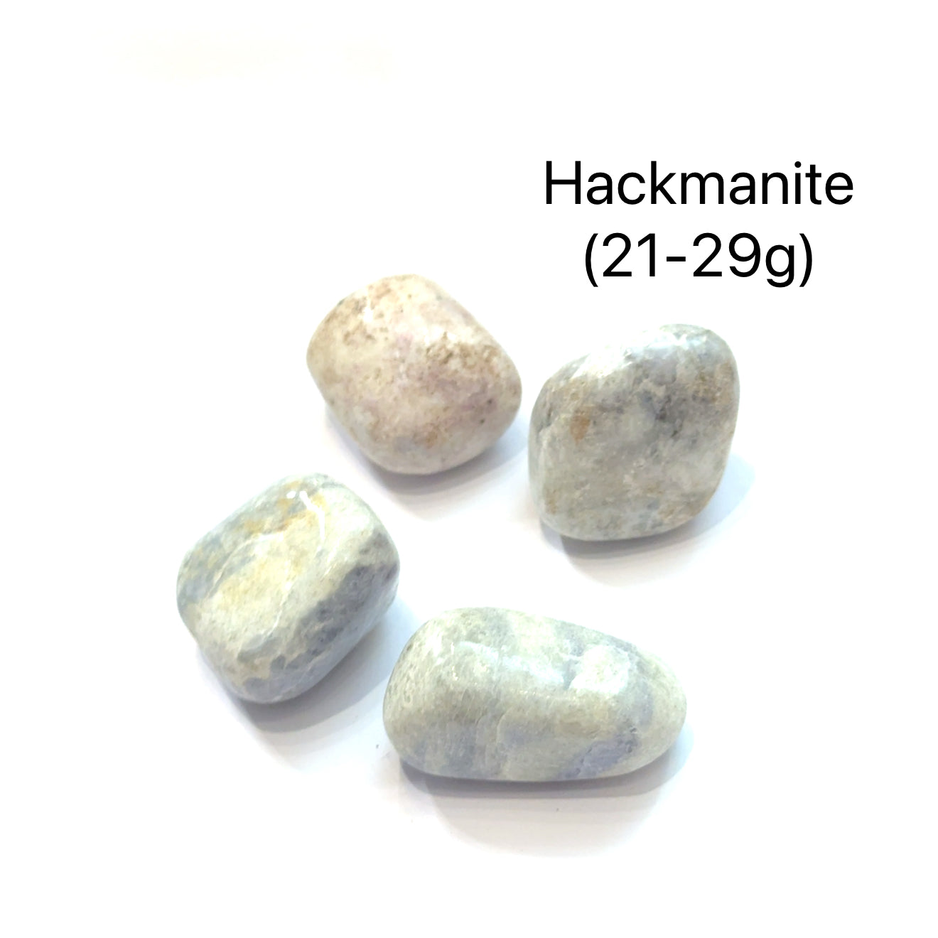 Three hackmanite stones on a white background with text indicating the weight range of (21-29g), overview.