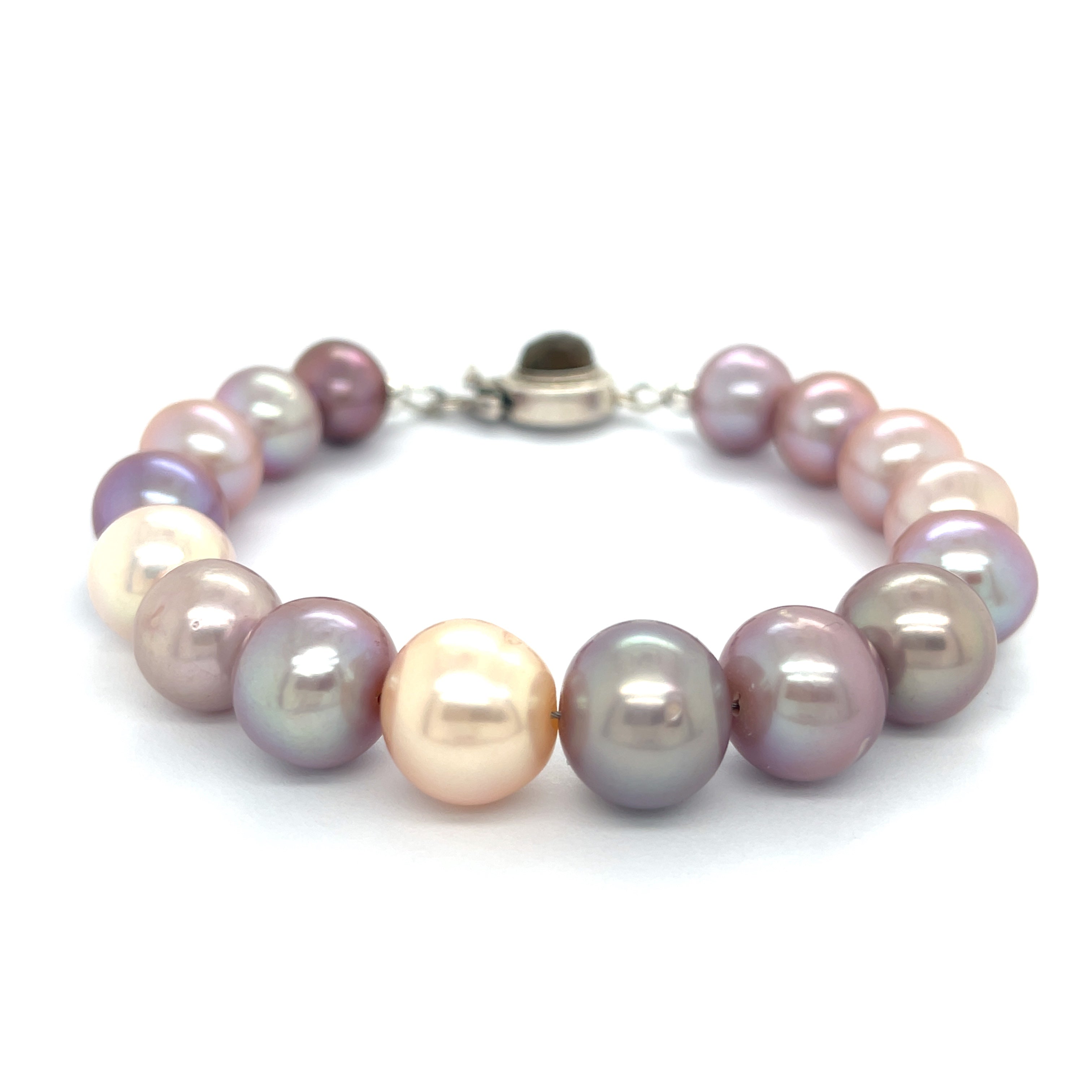 A bracelet made of Edison pearls, featuring a mix of pearl and peal beads, with a sterling silver box clasp and a bezel set labradorite gemstone on a white background, front view.