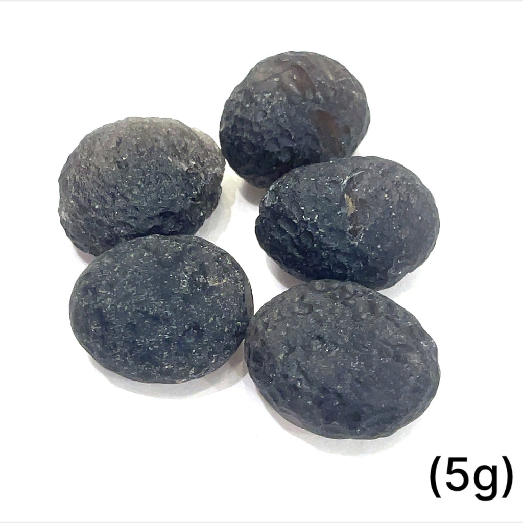 Detailed shot of authentic Colombianite obsidian “Piedra Rayo” gemstone sizes (5g) on white background overview.