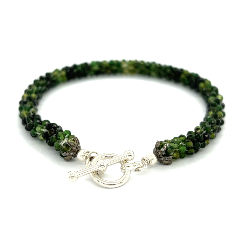 Emerald bracelet styled for everyday elegance or special occasions – a symbol of love and abundance. On a white background  center toggle overview. 