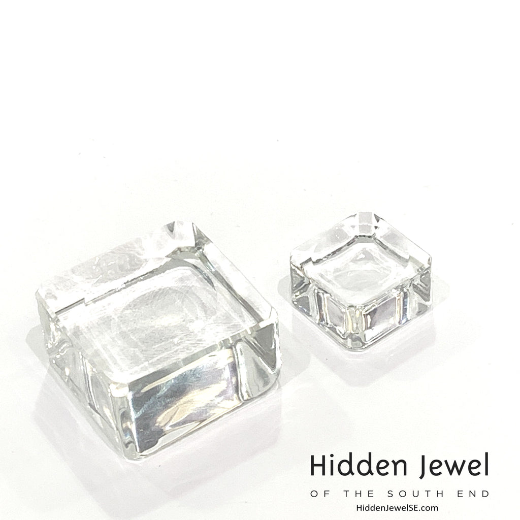 Stands for Gemstone Spheres and Eggs